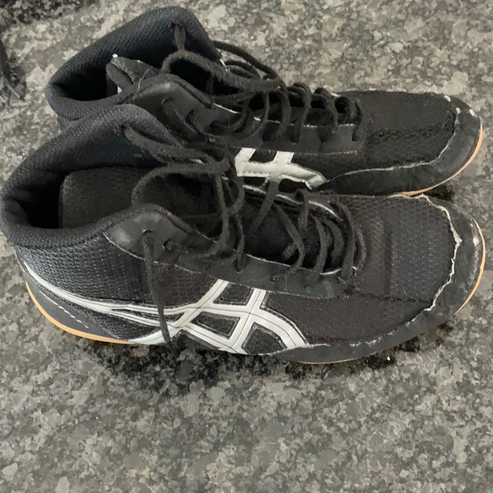 ASICS wrestling